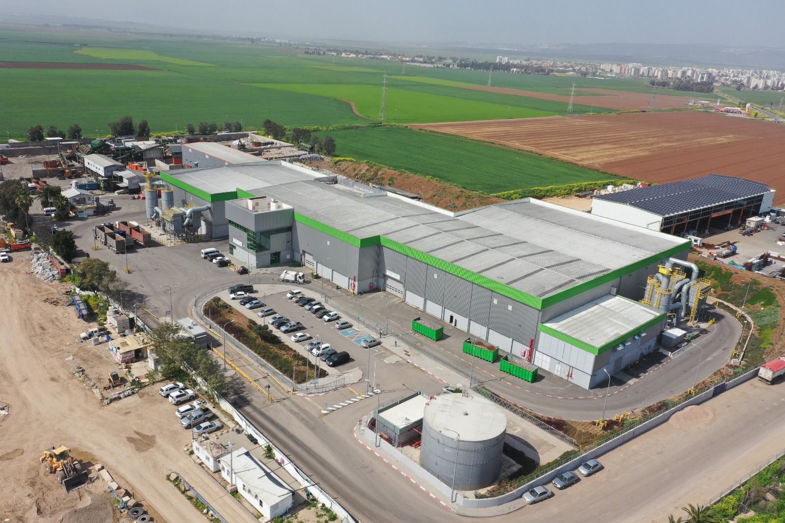 תמונה ממבט על של מפעל אמניר כולל החניה