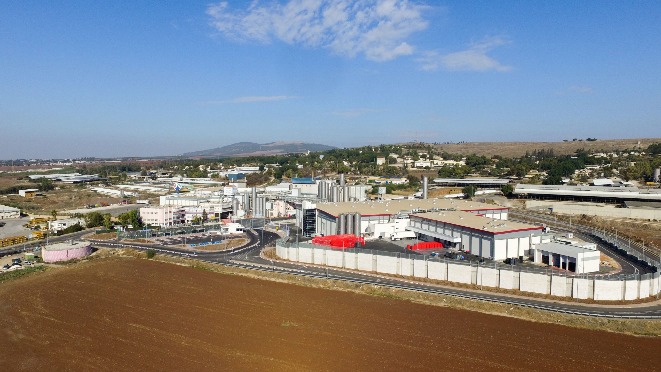 תמונה ממבט מרוחק על מפעל תנובה תל יוסף וסביבתו